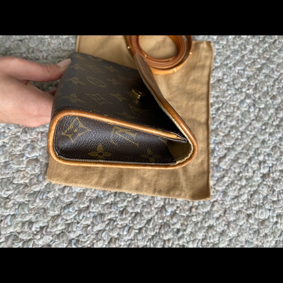 Authenticated Louis Vuitton Florentine bag - Picture 6 of 13